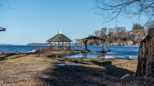 muelle con cenador en medio de un lago en 2-bedroom Lake Front Cottage in Harwood ON #4, en Harwood