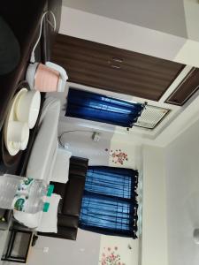 uma vista superior de uma casa de banho com um lavatório e uma banheira em Hotel bihan em Patna mais 8 fotografias