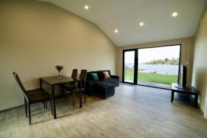 una sala de estar con una mesa, sillas y un sofá en 1-bedroom Townhouse in Harwood #3, en Harwood