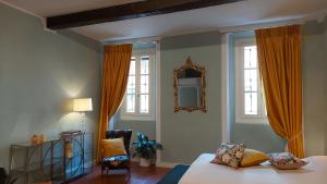 マントヴァにあるIl Sonetto - Boutique Apartmentのベッド1台、鏡、窓が備わる客室です。