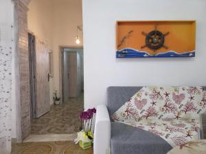 a living room with a couch and a picture on the wall at Villa Sette Nani in Torre Lapillo