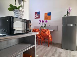 a microwave sitting on top of a counter with a table at Villa Sette Nani in Torre Lapillo