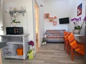a living room with a bed and a table and chairs at Villa Sette Nani in Torre Lapillo