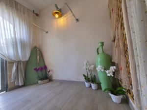 a room with a large green vase and some plants at Villa Sette Nani in Torre Lapillo