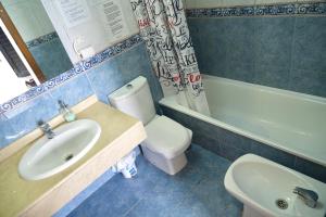 Un baño con lavabo, inodoro y bañera. en Blue Surf House, en Corralejo 22 fotos más