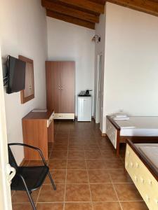 a room with a room with a bed and a desk at Guesthouse Mateo in Dhërmi