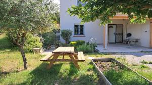 een picknicktafel in de tuin van een huis bij My Quiet Place near Carcassonne in Carcassonne