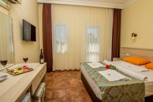 TV a/nebo společenská místnost v ubytování Magic Tulip Hotel