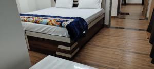 Ένα ή περισσότερα κρεβάτια σε δωμάτιο στο Hotel Bikaner & Restaurant