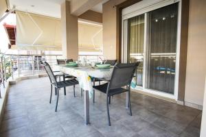 a dining room with a table and chairs at Georgia's Apartment in Flogita
