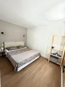 a bedroom with a bed and a ladder in it at Playa Del Sol Moderne Clim Vélo in Sainte-Marie-la-Mer