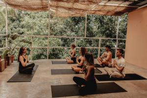 eine Gruppe von Menschen, die in einem Yoga-Kurs sitzen in der Unterkunft Armonia Santa Teresa in Playa Santa Teresa