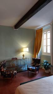 マントヴァにあるIl Sonetto - Boutique Apartmentのベッドルーム1室(椅子2脚、ベッド1台、窓付) +38枚の写真