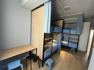 ein kleines Zimmer mit einem Etagenbett und einem Schreibtisch in der Unterkunft Sansar tunnel hostel in Ulaanbaatar