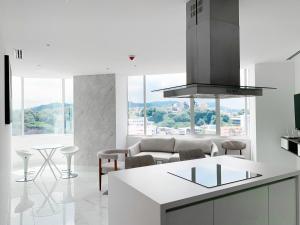 Kuchyň nebo kuchyňský kout v ubytování NEW! Suite,Piscina de lujo, GYM, WiFi, Tv en Guayaquil zona ejecutiva