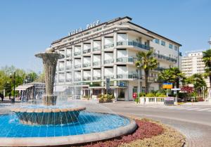 una fuente de agua frente a un edificio en Terme Villa Pace, en Abano Terme