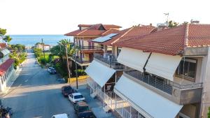 an aerial view of a street with buildings and the ocean at Georgia's Apartment in Flogita