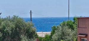 une vue sur l'océan depuis un immeuble dans l'établissement La Loggia sul mare, à Tarente
