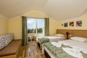 Postel nebo postele na pokoji v ubytování Magic Tulip Hotel + 37 fotografií