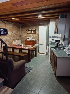 Kuchyň nebo kuchyňský kout v ubytování casa rural San Vicente Borrenes
