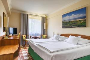 a hotel room with a bed and a desk at Hotel Bartan Gdansk Seaside in Gdańsk +70 photos