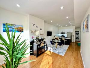 a living room with a kitchen and a dining room at BP STAYS - Hotel-Style, No Host, Professionally Managed ID255 in Jersey City