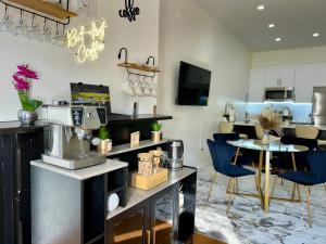 a kitchen and dining room with a table and chairs at BP STAYS - Hotel-Style, No Host, Professionally Managed ID255 in Jersey City