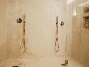 une douche avec une porte vitrée dans une salle de bain dans l'établissement Villa Ocean - Sunset Beach, à Bahía de Sant Antoni