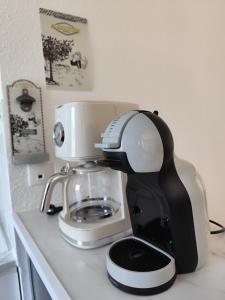 een koffiezetapparaat op een aanrecht bij Mentor au coeur de Grenade -wifi-piscine-parking privé in Grenade-sur-Garonne +6 foto's