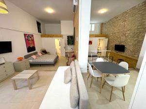 una sala de estar con un sofá y una mesa en Soho Boho Apartments - with sunny rooftop terrace and fiber optic internet, en Alicante