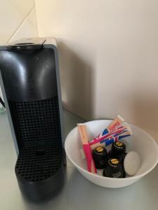 eine Schale mit Süßigkeiten und ein Laptop auf einer Theke in der Unterkunft La Grande Terrasse, appartement rez-de-jardin in Caen