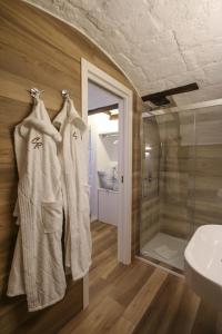 baño con toallas blancas colgadas en la pared en Casa Raffaella, en Monopoli