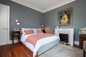 Ένα ή περισσότερα κρεβάτια σε δωμάτιο στο Les Villas du Parc - Chambres d'hôtes AMBROISE & GERMAINE - Meublé 5 étoiles VILLA MARIE 2 à 5 chambres