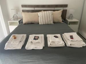 a bedroom with a bed with towels on it at Impecable departamento en Caballito. in Buenos Aires