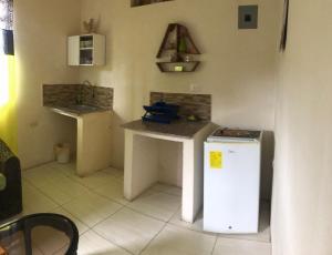 una cucina con piccolo frigorifero e bancone di Hospedaje Maluli 07 a Santa Elena