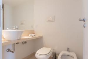 un baño con lavabo e inodoro en MOT Azopardo 700 'A' - Lux Lofts Puerto Madero, en Buenos Aires