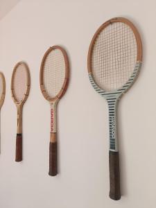 Tenis alebo squash v ubytovaní LE SEIZE - Gîte 4 personnes - entre Caen et la mer alebo jeho okolí
