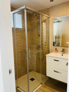 a bathroom with a shower and a sink at Apartamento acogedor en Valencia Centro perfecta ubicación in Valencia +3 photos