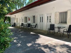 a group of chairs and tables outside of a building at Avli Studios in Kokkino Nero