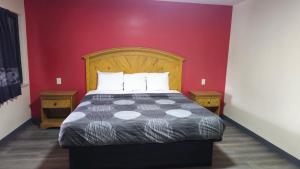 Washington Motel في واشنطن: غرفة نوم بسرير في جدار احمر