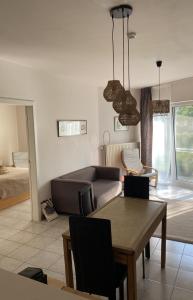 a living room with a couch and a table at Appartement dans parc 