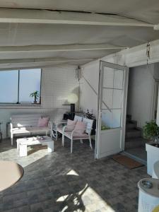 Balkón nebo terasa v ubytování Apartmani Nis