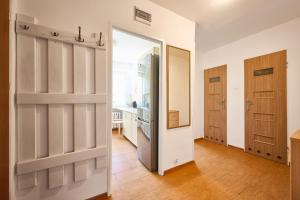 an open door in a room with a kitchen at Korczak Centrum Olsztyn in Olsztyn
