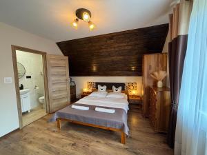 什恰夫尼察Pokoje Gościnne WIKTORIA的一间带大床的卧室和一间浴室 更多35张照片