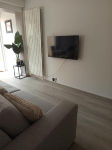Μια τηλεόραση ή/και κέντρο ψυχαγωγίας στο Appartement Rez de chaussée