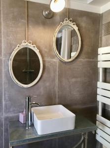 Ένα μπάνιο στο Chambre studio au Bord de la Piscine chauffée et privée pour vous le soir !