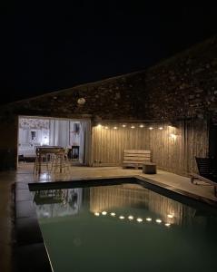 Πισίνα στο ή κοντά στο Chambre studio au Bord de la Piscine chauffée et privée pour vous le soir !