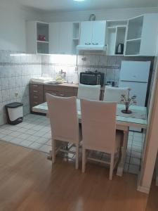 Kuchyň nebo kuchyňský kout v ubytování Apartmani Nis