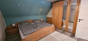 una piccola camera da letto con un letto in una stanza di Haus Pusteblume a Eppenbrunn