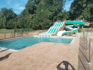 Soturaccamping nature le Valenty mobil-home-Dordogne panoramique clim piscine的带水滑梯的游泳池